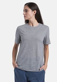 Camiseta a rayas en navy y blanca, con cuello redondo y mangas cortas, fabricada en tela suave y con corte relajado.