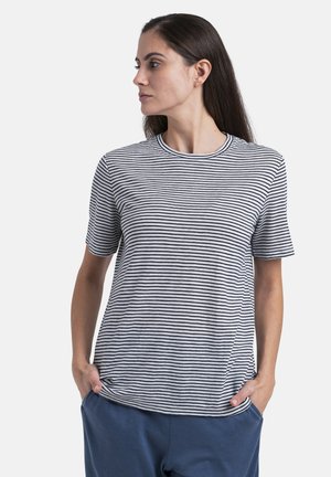 Maglietta a righe navy e bianca, con colletto a girocollo e maniche corte, realizzata in tessuto morbido e con vestibilità rilassata.
