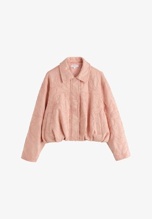 Veste matelassée rose clair avec coutures florales, col, manches longues, deux poches avant et ourlet élastique froncé.