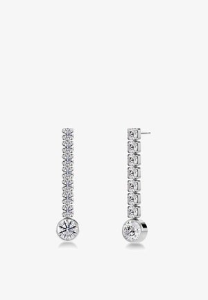 Orecchini lunghi a goccia con un design lineare e multiple cristalli trasparenti, realizzati in metallo argentato, con accenti di cristallo rotondi nella parte inferiore.