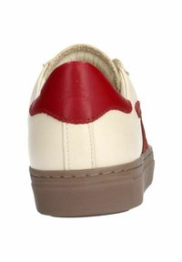 Leren sneaker met een crème lichaam, rode hielkap en een bruine rubberen zool. Gladde textuur met stikdetails langs de achterkant.