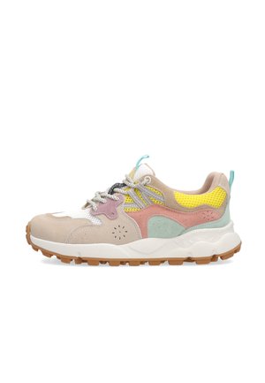 Multicolor sneaker met beige, roze, gele en groene suède en mesh panelen, witte chunky zool en patroonveter op witte achtergrond.