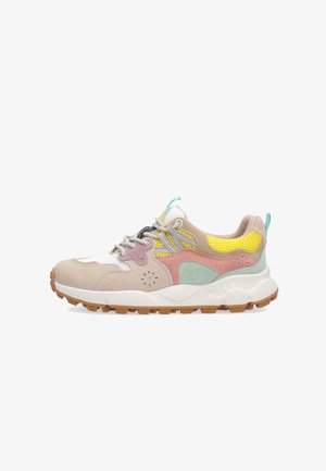 Multicolor sneaker met beige, roze, gele en groene suède en mesh panelen, witte chunky zool en patroonveter op witte achtergrond.
