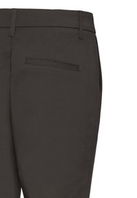 Pantalon marron foncé sur mesure avec passants de ceinture, une poche passepoilée à l'arrière, et une poche latérale sur un fond blanc.