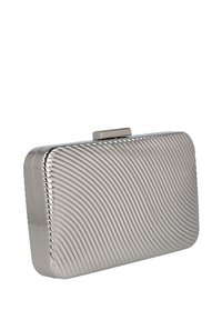Clutch metálico plateado con forma rectangular, que presenta un patrón ondulado texturizado en la superficie y un cierre sencillo con broche.