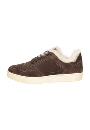 Bruine suède sneaker met witte, pluizige voering en beige rubberen zool, vetersluiting, zijaanzicht op witte achtergrond.