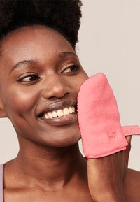 Glov GLOV® WATER-ONLY MAKEUP REMOVER AND SKIN CLEANSING MITT + HOOK - Ansiktsvårdsset - cheeky peach