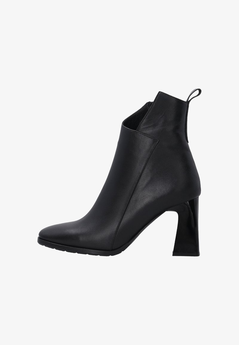 Schwarze Leder-Stiefelette mit spitzer Zehenform, einem enganliegenden Schaft mit seitlichen Ausschnitten und einem glänzenden Blockabsatz. Glatte Textur ohne sichtbare Muster.