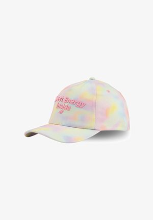 Pastelowa czapka z daszkiem w stylu tie-dye z zakrzywionym daszkiem, wypukły różowy napis „"Sweet Energy Inside 4F"” z przodu, brak widocznych osób.