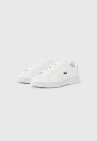 Λευκά αθλητικά παπούτσια τένις με λείο συνθετικό επάνω μέρος, στρογγυλεμένη μύτη, κλείσιμο με κορδόνια και παστέλ αποχρώσεις στη φτέρνα. Διαθέτουν λογότυπο της μάρκας.