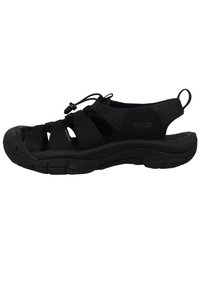 Sandal nera realizzata in materiali sintetici con design aperto, suola in gomma spessa, lacci regolabili e numerosi dettagli con fasce.