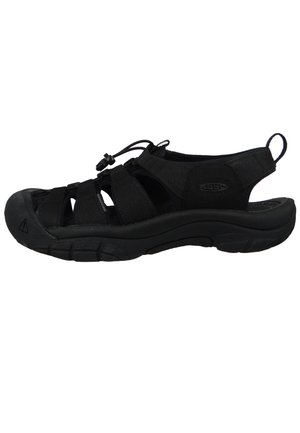 Sandal nera realizzata in materiali sintetici con design aperto, suola in gomma spessa, lacci regolabili e numerosi dettagli con fasce.