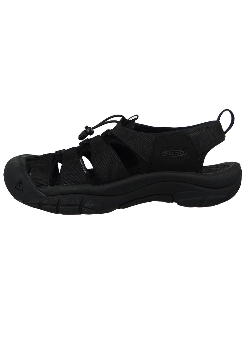 Sandal nera realizzata in materiali sintetici con design aperto, suola in gomma spessa, lacci regolabili e numerosi dettagli con fasce.