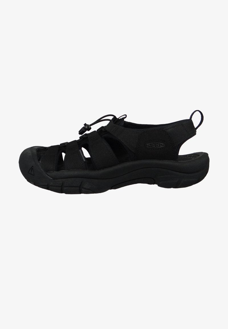 Sandal nera realizzata in materiali sintetici con design aperto, suola in gomma spessa, lacci regolabili e numerosi dettagli con fasce.