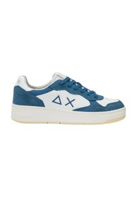 Blaue Wildleder- und weiße Leder-Sneaker mit dreieckigem und Kreuz-Logo, Gummisohle, runder Zehenpartie, strukturierten Akzenten und Schnürverschluss.
