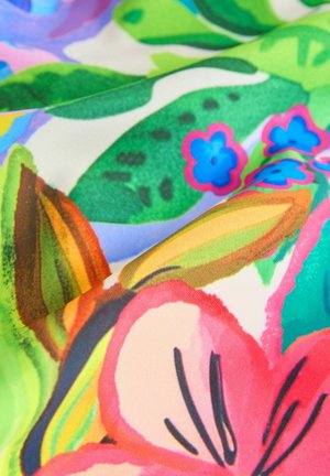 Barevná tkanina s květinovým vzorem obsahující růžové květy, modré akcenty a zelené listy; hladká textura s živými odstíny.