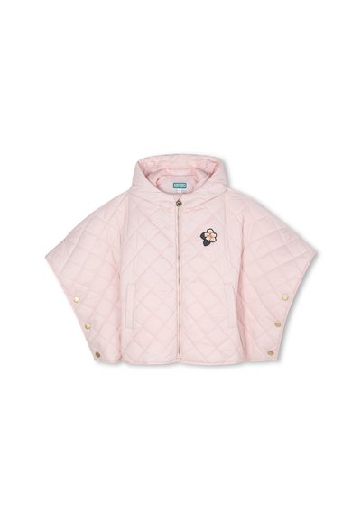Veste cape matelassée rose clair avec capuche, fermeture éclair à l'avant, patch floral sur la poitrine et boutons-pression dorés sur les larges manches.