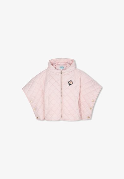 Veste cape matelassée rose clair avec capuche, fermeture éclair à l'avant, patch floral sur la poitrine et boutons-pression dorés sur les larges manches.