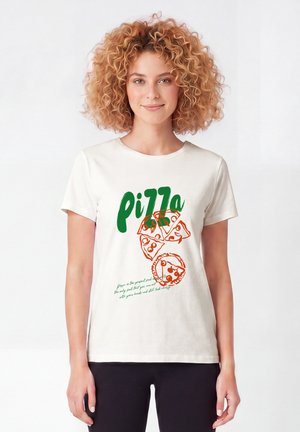 Jonge vrouw met krullend haar die een wit T-shirt draagt met groene en oranje pizza slice-graphics en tekst op de voorkant.