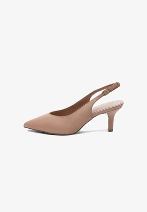 Beżowe czółenka typu slingback z noskiem w szpic, średniej wysokości wąskim obcasem i regulowanym paskiem z klamrą.