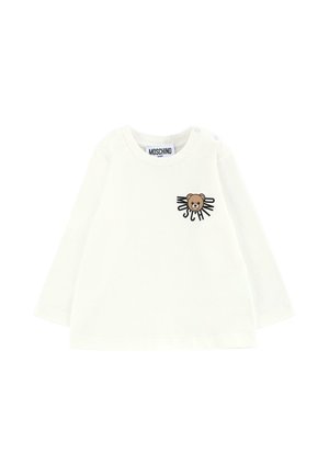 Chandail blanc à manches longues pour bébé avec des pressions à l'épaule, mettant en avant un motif d'ours brun et le mot "MOSCHINO" en texte noir. Matériel en coton doux.