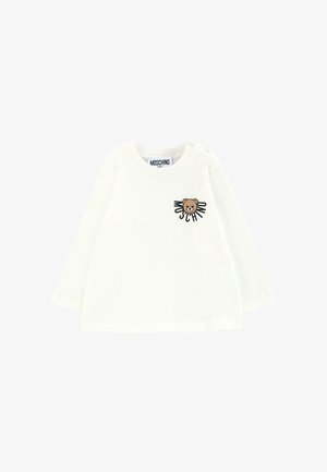 Witte babyshirts met lange mouwen en schouderknopen, met een bruine berenafbeelding en het woord "MOSCHINO" in zwarte tekst. Zacht katoenen materiaal.