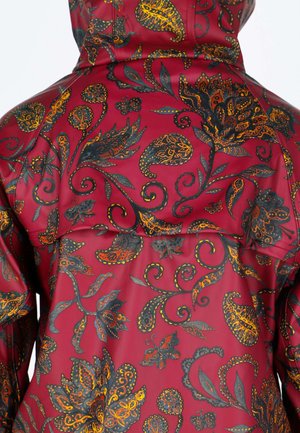 Rote Jacke mit Kapuze, die kunstvolle Paisley- und Blumenmuster in Schwarz, Orange und Gelb über den Stoff verteilt zeigt.