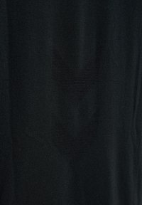 Czarna tkanina z dwoma subtelnymi, pionowo ułożonymi wzorami w jodełkę wplecionymi w strukturę.