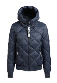 Chaqueta de plumas acolchada en azul marino con cuello alto, cierres de cremallera, bolsillos con cremallera y puños acanalados. Presenta una marca en la parte frontal.