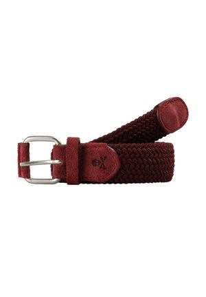 Cinturón de tela trenzada de color rojo oscuro con detalles de ante y hebilla de metal plateado, enrollado sobre fondo blanco.