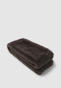Coperta marrone in pelliccia artificiale, morbida e densa; ripiegata ordinatamente, mostra una superficie liscia e bordi arrotondati.