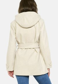 Cappotto in misto lana beige con cappuccio, cintura in vita e polsini con cintura, caratterizzato da una silhouette aderente e una morbida texture. Vista posteriore mostrata.