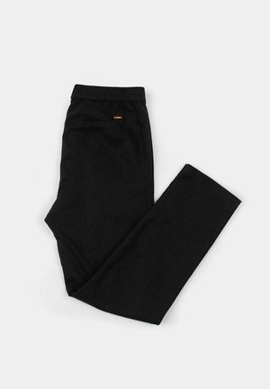 Sorte bukser med strukturert stoff, elastisk midjebånd og et lite oransje logodetalj nær midjen, med en rett ben-designer.