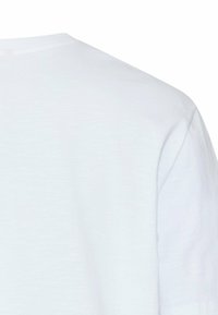 Effen wit T-shirt met korte mouwen, gezien vanaf de achterkant, met nadruk op gladde stof en eenvoudig ontwerp.