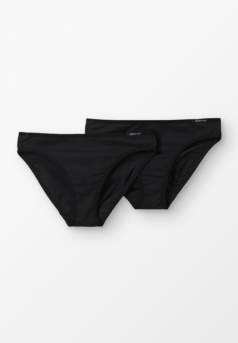 Fekete pamut bikini alsónemű, sima textúrával, standard kivágással és elasztikus derékszíjjal. Két darab egymás mellett elhelyezve.