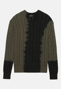 Pull en maille torsadée avec motif tie-dye vert olive et noir, col rond, poignets et ourlet côtelés, posé à plat sur fond blanc.