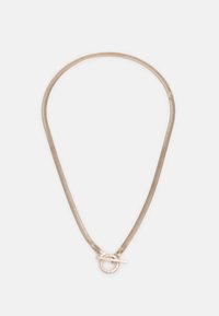 Collar metálico dorado con una cadena delgada y lisa y un cierre de palanca circular. El diseño presenta un aspecto minimalista y elegante.