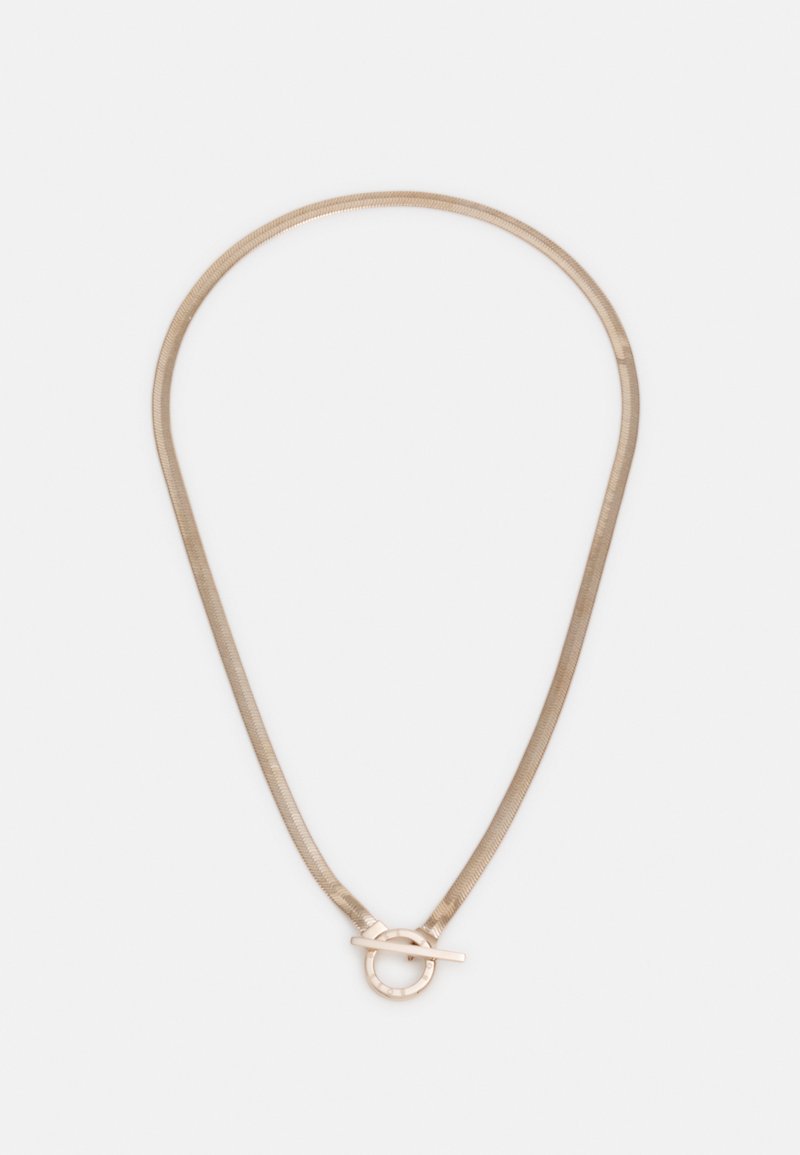 Collar metálico dorado con una cadena delgada y lisa y un cierre de palanca circular. El diseño presenta un aspecto minimalista y elegante.