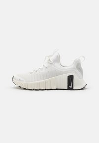 Weißer Sportschuh mit Mesh-Obermaterial, strukturiertem Stoff und Gummisohle. Verfügt über einen schwarzen Akzent und weiße Schnürsenkel. Runde Zehenform.