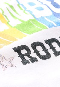 Levi's® COMMUNITY TEE UNISEX - Marškinėliai su spaudiniu - bright white