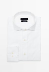 Hvid slim-fit skjorte med lange ærmer og knapmanchetter, pænt foldet med synlig krave og mærke inde i skjorten.