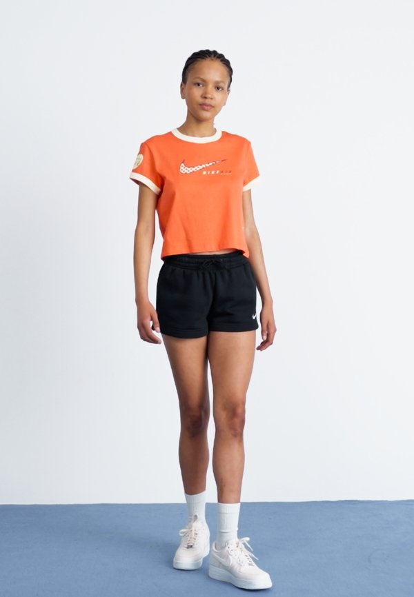 CLUB TEE MOTO - Print T-shirt - turf orange2