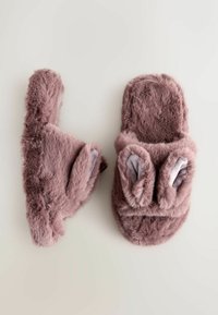 Pantoffels van namaakbont in zacht mauve, met een platte zool, een ronde neus en konijnenooraccenten op de bandjes voor extra detail en textuur.