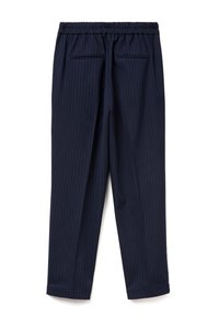 Granatowe spodnie z białym pionowym prążkiem, elastyczny pas, dwie tylne kieszenie i zwężająca się nogawka.