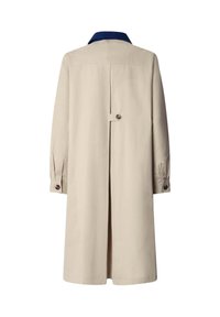 Bež dolg plašč z mornarsko modrim ovratnikom, gumbi za okras in zračnikom na hrbtni strani. Iz nedrgnjenega blaga, z dolgimi rokavi in zapenjanjem na gumbe na manšetah.