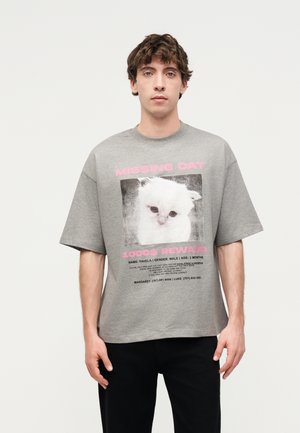 FAVELA MISSING LIGHT GREY MELANGE FRONTZIP UNISEX - Nyomott mintás póló - grey melange