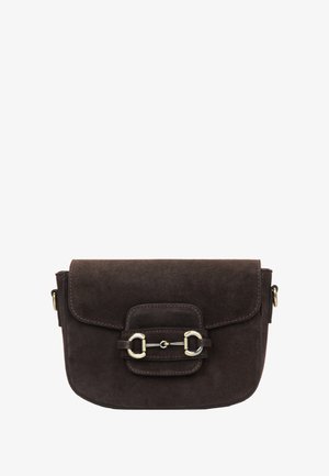 Brązowa torba listonoszka zamszowa z klapą, ozdobiona dekoracyjnym zapięciem i detalami przeszyć. Kompaktowy kształt z regulowanym paskiem na ramię.