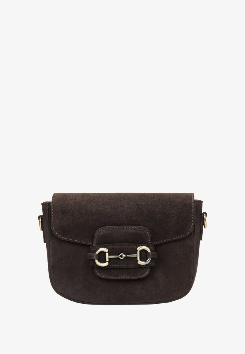 Hnědá semišová taška přes rameno s klopou, zdobená ozdobnou sponou a detaily šití. Kompaktní tvar s nastavitelným ramenním popruhem.