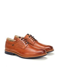 Zapatos de cuero marrón con un acabado suave, que presentan detalles de malla, cordones negros y una suela texturizada. Diseño clásico y puntera redondeada.