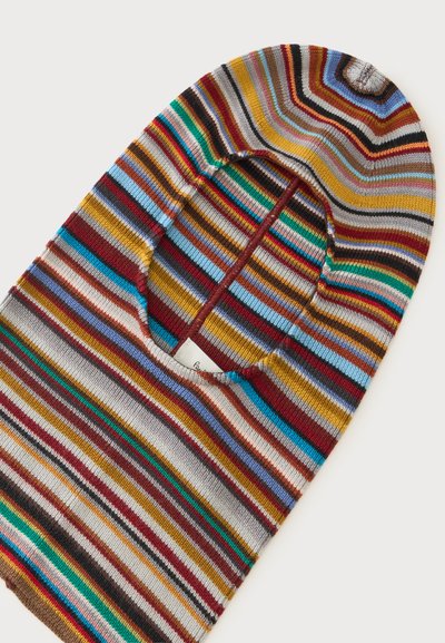 Cagoule rayée tricotée avec des lignes horizontales multicolores en rouge, jaune, bleu, vert, marron et gris sur un fond clair.